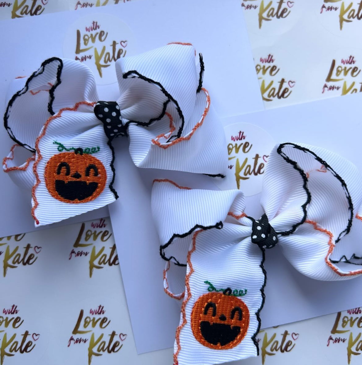 White boutique bow with embroidered pumpkin